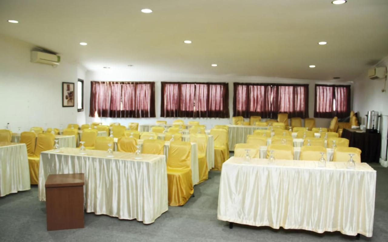 Al-Badar Hotel Syariah Макасар Екстериор снимка
