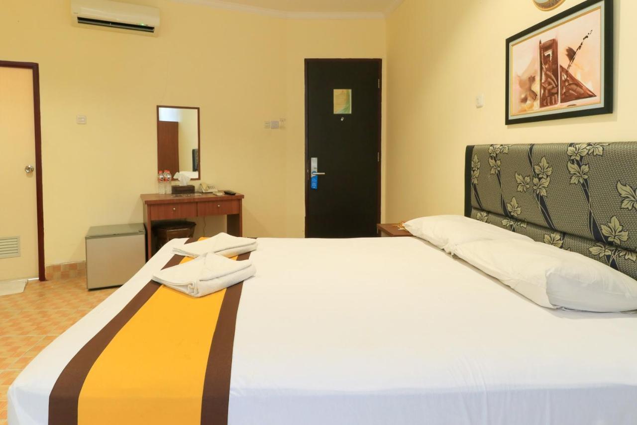 Al-Badar Hotel Syariah Макасар Екстериор снимка